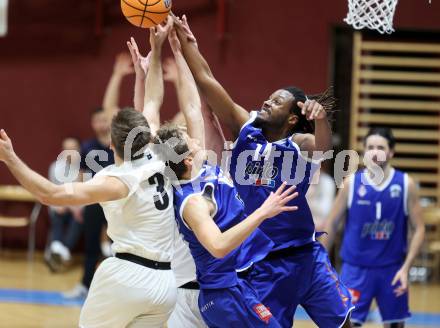 Basketball 2. Liga 2024/2025. Grunddurchgang 8. Runde. KOS Celovec gegen Kufstein Towers.   Niklas Michel (KOS),  Patrick Fister, Arthur Noba (Kufstein). Klagenfurt, am 16.11.2024.
Foto: Kuess


---
pressefotos, pressefotografie, kuess, qs, qspictures, sport, bild, bilder, bilddatenbank