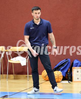 Basketball 2. Liga 2024/2025. Grunddurchgang 8. Runde. KOS Celovec gegen Kufstein Towers.   Trainer Xavi Mascaro  (Kufstein). Klagenfurt, am 16.11.2024.
Foto: Kuess


---
pressefotos, pressefotografie, kuess, qs, qspictures, sport, bild, bilder, bilddatenbank