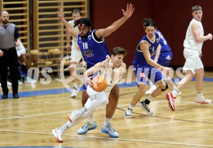 Basketball 2. Liga 2024/2025. Grunddurchgang 8. Runde. KOS Celovec gegen Kufstein Towers.   Simon Siencnik (KOS),  Dennis Kaltenbrunner (Kufstein). Klagenfurt, am 16.11.2024.
Foto: Kuess


---
pressefotos, pressefotografie, kuess, qs, qspictures, sport, bild, bilder, bilddatenbank