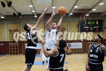 Basketball 2. Liga 2024/2025. Grunddurchgang 9. Runde. KOS Celovec gegen Woerthersee Piraten.  Veljko Dena (KOS),  Andreas Nuck (Woerthersee Piraten). Klagenfurt, am 22.11.2024.
Foto: Kuess


---
pressefotos, pressefotografie, kuess, qs, qspictures, sport, bild, bilder, bilddatenbank