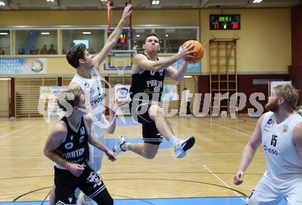 Basketball 2. Liga 2024/2025. Grunddurchgang 9. Runde. KOS Celovec gegen Woerthersee Piraten.  Simon Siencnik (KOS),  Jan-Arne Apschner (Woerthersee Piraten). Klagenfurt, am 22.11.2024.
Foto: Kuess


---
pressefotos, pressefotografie, kuess, qs, qspictures, sport, bild, bilder, bilddatenbank