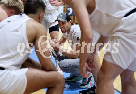 Basketball 2. Liga 2024/2025. Grunddurchgang 9. Runde. KOS Celovec gegen Woerthersee Piraten.  Trainer Dalibor Cevriz (KOS),  Klagenfurt, am 22.11.2024.
Foto: Kuess


---
pressefotos, pressefotografie, kuess, qs, qspictures, sport, bild, bilder, bilddatenbank