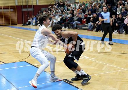 Basketball 2. Liga 2024/2025. Grunddurchgang 9. Runde. KOS Celovec gegen Woerthersee Piraten.  Simon Siencnik (KOS),   Marcus Holyfield (Woerthersee Piraten). Klagenfurt, am 22.11.2024.
Foto: Kuess


---
pressefotos, pressefotografie, kuess, qs, qspictures, sport, bild, bilder, bilddatenbank