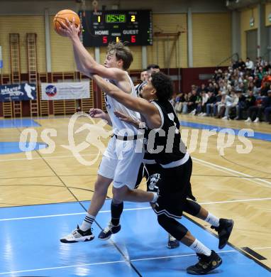 Basketball 2. Liga 2024/2025. Grunddurchgang 9. Runde. KOS Celovec gegen Woerthersee Piraten. Samuel Seher (KOS),   Marcus Holyfield (Woerthersee Piraten). Klagenfurt, am 22.11.2024.
Foto: Kuess


---
pressefotos, pressefotografie, kuess, qs, qspictures, sport, bild, bilder, bilddatenbank