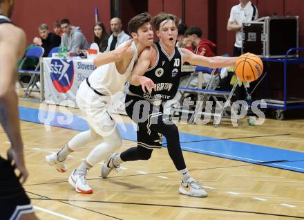 Basketball 2. Liga 2024/2025. Grunddurchgang 9. Runde. KOS Celovec gegen Woerthersee Piraten. Simon Siencnik  (KOS),  Emilio Rozmann (Woerthersee Piraten). Klagenfurt, am 22.11.2024.
Foto: Kuess


---
pressefotos, pressefotografie, kuess, qs, qspictures, sport, bild, bilder, bilddatenbank