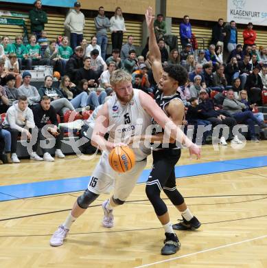 Basketball 2. Liga 2024/2025. Grunddurchgang 9. Runde. KOS Celovec gegen Woerthersee Piraten.  Oliver Kretschmer (KOS),  Marcus Holyfield (Woerthersee Piraten). Klagenfurt, am 22.11.2024.
Foto: Kuess


---
pressefotos, pressefotografie, kuess, qs, qspictures, sport, bild, bilder, bilddatenbank