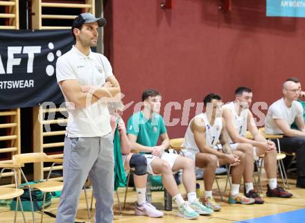 Basketball 2. Liga 2024/2025. Grunddurchgang 9. Runde. KOS Celovec gegen Woerthersee Piraten.  Trainer Dalibor Cevriz (KOS),   Klagenfurt, am 22.11.2024.
Foto: Kuess


---
pressefotos, pressefotografie, kuess, qs, qspictures, sport, bild, bilder, bilddatenbank