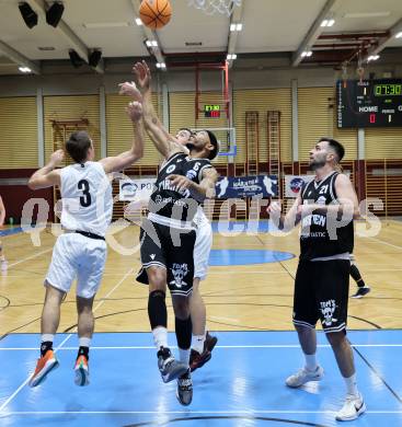 Basketball 2. Liga 2024/2025. Grunddurchgang 9. Runde. KOS Celovec gegen Woerthersee Piraten. Niklas Michel  (KOS),  Shawn L. Ray, Marin Sliskovic  (Woerthersee Piraten). Klagenfurt, am 22.11.2024.
Foto: Kuess


---
pressefotos, pressefotografie, kuess, qs, qspictures, sport, bild, bilder, bilddatenbank