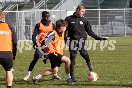 Fussball Bundesliga. Training SK Austria Klagenfurt. Martin Hinteregger, Matthias Dollinger, Solomon Bonnah. Klagenfurt, am 26.11.2024.
Foto: Kuess
---
pressefotos, pressefotografie, kuess, qs, qspictures, sport, bild, bilder, bilddatenbank