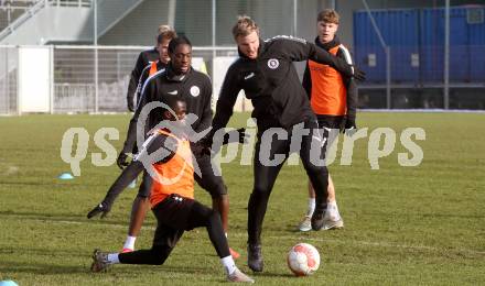 Fussball Bundesliga. Training SK Austria Klagenfurt. Martin Hinteregger, Solomon Bonnah. Klagenfurt, am 26.11.2024.
Foto: Kuess
---
pressefotos, pressefotografie, kuess, qs, qspictures, sport, bild, bilder, bilddatenbank