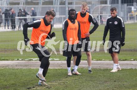 Fussball Bundesliga. Training.  SK Austria Klagenfurt.  Christopher Wernitznig, Solomon Bonnah, Christopher Cvetko, Tobias Koch. Klagenfurt, am 26.11.2024.
Foto: Kuess
---
pressefotos, pressefotografie, kuess, qs, qspictures, sport, bild, bilder, bilddatenbank