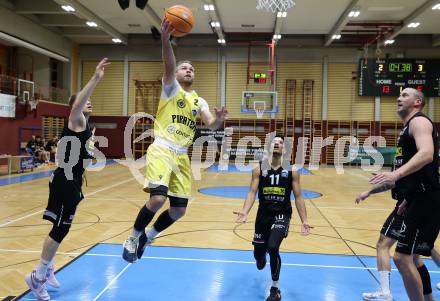 Basketball 2. Liga 2024/2025. Grunddurchgang 10. Runde.  Woerthersee Piraten gegen Mattersburg Rocks.  Tim Huber  (Woerthersee Piraten),  Asdren Drew Koka, Yann Grandperret	  (Mattersburg). Klagenfurt, am 30.11.2024.
Foto: Kuess


---
pressefotos, pressefotografie, kuess, qs, qspictures, sport, bild, bilder, bilddatenbank