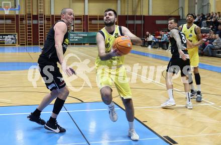 Basketball 2. Liga 2024/2025. Grunddurchgang 10. Runde.  Woerthersee Piraten gegen Mattersburg Rocks.  Marin Sliskovic  (Woerthersee Piraten),  Corey Hallett  (Mattersburg). Klagenfurt, am 30.11.2024.
Foto: Kuess


---
pressefotos, pressefotografie, kuess, qs, qspictures, sport, bild, bilder, bilddatenbank