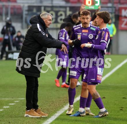 Fussball Bundesliga.  Austria Klagenfurt gegen WSG Tirol.  Trainer Peter Pacult, Christopher Wernitznig, Philipp Wydra (Austria Klagenfurt).  Klagenfurt, am 1.12.2024.
Foto: Kuess
www.qspictures.net
---
pressefotos, pressefotografie, kuess, qs, qspictures, sport, bild, bilder, bilddatenbank