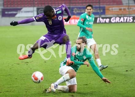 Fussball Bundesliga.  Austria Klagenfurt gegen WSG Tirol.  Solomon Bonnah,  (Austria Klagenfurt),  Lukas Sulzbacher (WSG Tirol). Klagenfurt, am 1.12.2024.
Foto: Kuess
www.qspictures.net
---
pressefotos, pressefotografie, kuess, qs, qspictures, sport, bild, bilder, bilddatenbank