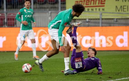 Fussball Bundesliga.  Austria Klagenfurt gegen WSG Tirol. Laurenz Dehl, (Austria Klagenfurt), Jamie Lawrence    (WSG Tirol). Klagenfurt, am 1.12.2024.
Foto: Kuess
www.qspictures.net
---
pressefotos, pressefotografie, kuess, qs, qspictures, sport, bild, bilder, bilddatenbank