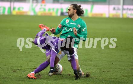 Fussball Bundesliga.  Austria Klagenfurt gegen WSG Tirol.  Solomon Bonnah,  (Austria Klagenfurt),  Lukas Sulzbacher (WSG Tirol). Klagenfurt, am 1.12.2024.
Foto: Kuess
www.qspictures.net
---
pressefotos, pressefotografie, kuess, qs, qspictures, sport, bild, bilder, bilddatenbank