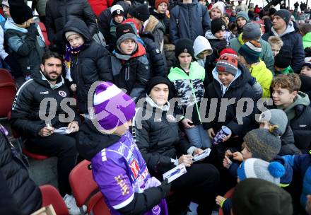 Fussball Bundesliga. SK  Austria Klagenfurt gegen WSG Tirol. Autogrammstunde. Niklas Szerencsi, Kosmas Gkezos (Klagenfurt). Klagenfurt, am 1.12.2024.
Foto: Kuess
---
pressefotos, pressefotografie, kuess, qs, qspictures, sport, bild, bilder, bilddatenbank