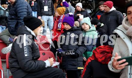 Fussball Bundesliga. SK  Austria Klagenfurt gegen WSG Tirol. Autogrammstunde. Niklas Szerencsi (Klagenfurt). Klagenfurt, am 1.12.2024.
Foto: Kuess
---
pressefotos, pressefotografie, kuess, qs, qspictures, sport, bild, bilder, bilddatenbank