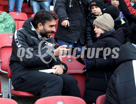 Fussball Bundesliga. SK  Austria Klagenfurt gegen WSG Tirol. Autogrammstunde.  Kosmas Gkezos (Klagenfurt). Klagenfurt, am 1.12.2024.
Foto: Kuess
---
pressefotos, pressefotografie, kuess, qs, qspictures, sport, bild, bilder, bilddatenbank