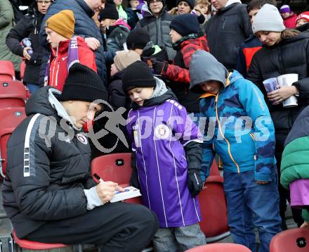 Fussball Bundesliga. SK  Austria Klagenfurt gegen WSG Tirol. Autogrammstunde. Niklas Szerencsi (Klagenfurt). Klagenfurt, am 1.12.2024.
Foto: Kuess
---
pressefotos, pressefotografie, kuess, qs, qspictures, sport, bild, bilder, bilddatenbank