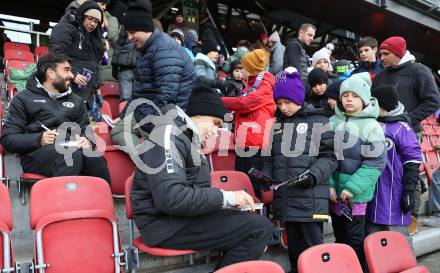 Fussball Bundesliga. SK  Austria Klagenfurt gegen WSG Tirol. Autogrammstunde. Niklas Szerencsi, Kosmas Gkezos (Klagenfurt). Klagenfurt, am 1.12.2024.
Foto: Kuess
---
pressefotos, pressefotografie, kuess, qs, qspictures, sport, bild, bilder, bilddatenbank