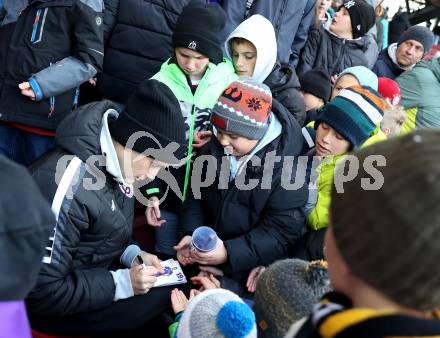 Fussball Bundesliga. SK  Austria Klagenfurt gegen WSG Tirol. Autogrammstunde. Niklas Szerencsi (Klagenfurt). Klagenfurt, am 1.12.2024.
Foto: Kuess
---
pressefotos, pressefotografie, kuess, qs, qspictures, sport, bild, bilder, bilddatenbank