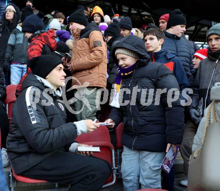 Fussball Bundesliga. SK  Austria Klagenfurt gegen WSG Tirol. Autogrammstunde. Niklas Szerencsi (Klagenfurt). Klagenfurt, am 1.12.2024.
Foto: Kuess
---
pressefotos, pressefotografie, kuess, qs, qspictures, sport, bild, bilder, bilddatenbank