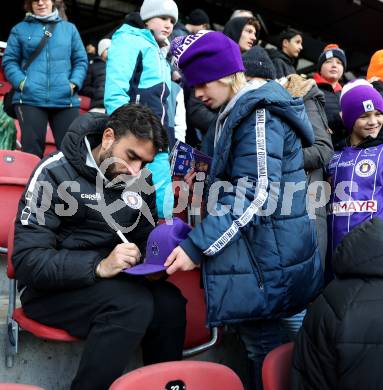 Fussball Bundesliga. SK  Austria Klagenfurt gegen WSG Tirol. Autogrammstunde.  Kosmas Gkezos (Klagenfurt). Klagenfurt, am 1.12.2024.
Foto: Kuess
---
pressefotos, pressefotografie, kuess, qs, qspictures, sport, bild, bilder, bilddatenbank