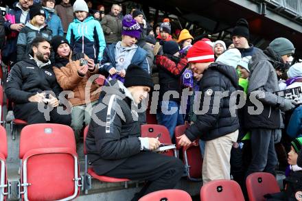 Fussball Bundesliga. SK  Austria Klagenfurt gegen WSG Tirol. Autogrammstunde. Niklas Szerencsi, Kosmas Gkezos (Klagenfurt). Klagenfurt, am 1.12.2024.
Foto: Kuess
---
pressefotos, pressefotografie, kuess, qs, qspictures, sport, bild, bilder, bilddatenbank