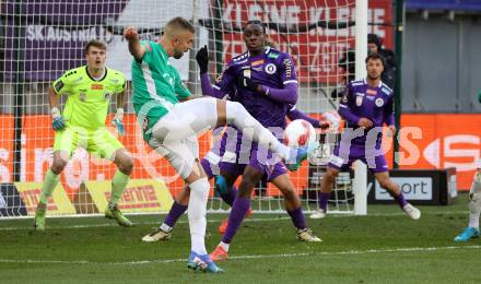 Fussball Bundesliga. SK  Austria Klagenfurt gegen WSG Tirol. Dikeni-Rafid Salifou (Klagenfurt), Lukas Hinterseer (Tirol). Klagenfurt, am 1.12.2024.
Foto: Kuess
---
pressefotos, pressefotografie, kuess, qs, qspictures, sport, bild, bilder, bilddatenbank