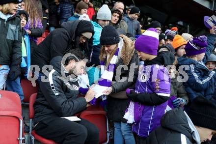 Fussball Bundesliga. SK  Austria Klagenfurt gegen WSG Tirol. Autogrammstunde. Kosmas Gkezos (Klagenfurt). Klagenfurt, am 1.12.2024.
Foto: Kuess
---
pressefotos, pressefotografie, kuess, qs, qspictures, sport, bild, bilder, bilddatenbank