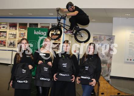 Kaernten Sport. Package Uebergabe.  Kathrin Brugger, Hannah Ladinig,   Laura Brandner, Katharina Karpf, Kevin Boeck. Klagenfurt, 3.12.2024.
Foto: Kuess
---
pressefotos, pressefotografie, kuess, qs, qspictures, sport, bild, bilder, bilddatenbank