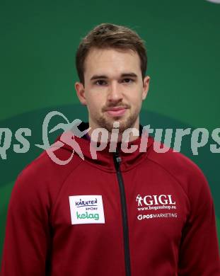 Kaernten Sport. Package Uebergabe.  Stefan Heincz (Bogensport). Klagenfurt, 3.12.2024.
Foto: Kuess
---
pressefotos, pressefotografie, kuess, qs, qspictures, sport, bild, bilder, bilddatenbank