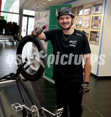 Kaernten Sport. Package Uebergabe. Kevin Boeck. Klagenfurt, 3.12.2024.
Foto: Kuess
---
pressefotos, pressefotografie, kuess, qs, qspictures, sport, bild, bilder, bilddatenbank