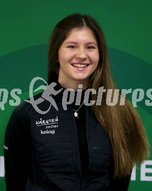 Kaernten Sport. Package Uebergabe.   Katharina Karpf (Reiten). . Klagenfurt, 3.12.2024.
Foto: Kuess
---
pressefotos, pressefotografie, kuess, qs, qspictures, sport, bild, bilder, bilddatenbank