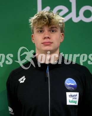 Kaernten Sport. Package Uebergabe.  Timo Cristoforetti (Schwimmen). Klagenfurt, 3.12.2024.
Foto: Kuess
---
pressefotos, pressefotografie, kuess, qs, qspictures, sport, bild, bilder, bilddatenbank