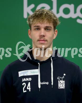 Kaernten Sport. Package Uebergabe.  Moritz Nedetzky (Beachvolleyball). Klagenfurt, 3.12.2024.
Foto: Kuess
---
pressefotos, pressefotografie, kuess, qs, qspictures, sport, bild, bilder, bilddatenbank