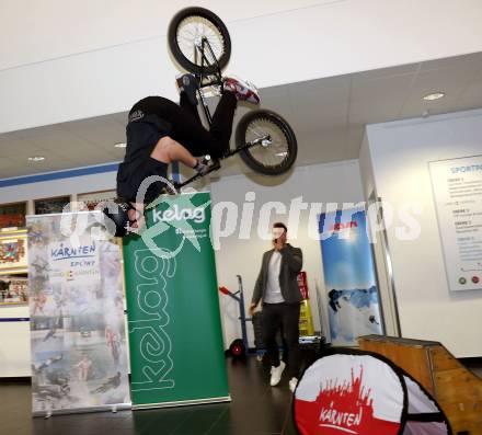 Kaernten Sport. Package Uebergabe. Kevin Boeck . Klagenfurt, 3.12.2024.
Foto: Kuess
---
pressefotos, pressefotografie, kuess, qs, qspictures, sport, bild, bilder, bilddatenbank