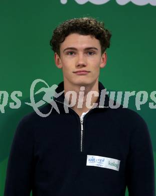 Kaernten Sport. Package Uebergabe.  Benjamin Pletzer (Mountainbike). Klagenfurt, 3.12.2024.
Foto: Kuess
---
pressefotos, pressefotografie, kuess, qs, qspictures, sport, bild, bilder, bilddatenbank