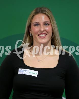 Kaernten Sport. Package Uebergabe.  Hannah Ladinig (Leichtathletik). Klagenfurt, 3.12.2024.
Foto: Kuess
---
pressefotos, pressefotografie, kuess, qs, qspictures, sport, bild, bilder, bilddatenbank