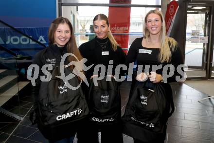 Kaernten Sport. Package Uebergabe. Katharina Karpf, Laura Brandner, Hannah Ladinig.
Foto: Kuess
---
pressefotos, pressefotografie, kuess, qs, qspictures, sport, bild, bilder, bilddatenbank