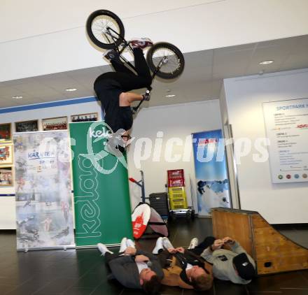 Kaernten Sport. Package Uebergabe. Kevin Boeck . Klagenfurt, 3.12.2024.
Foto: Kuess
---
pressefotos, pressefotografie, kuess, qs, qspictures, sport, bild, bilder, bilddatenbank