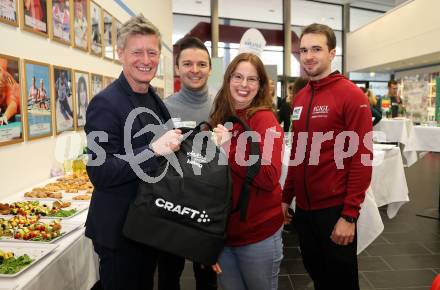 Kaernten Sport. Package Uebergabe. KÃ¤rnten Sport. Package Uebergabe. Arno Arthofer, Kevin Kranowetter, Julia Sciancalepore, Stefan Heincz . Klagenfurt, 3.12.2024.
Foto: Kuess
---
pressefotos, pressefotografie, kuess, qs, qspictures, sport, bild, bilder, bilddatenbank