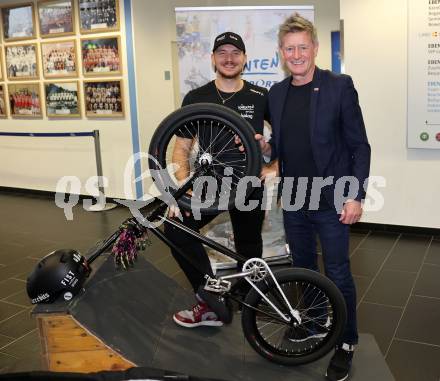 Kaernten Sport. Package Uebergabe. Kevin Boeck,  Arno Arthofer. 
Foto: Kuess
---
pressefotos, pressefotografie, kuess, qs, qspictures, sport, bild, bilder, bilddatenbank