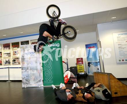 Kaernten Sport. Package Uebergabe. Kevin Boeck . Klagenfurt, 3.12.2024.
Foto: Kuess
---
pressefotos, pressefotografie, kuess, qs, qspictures, sport, bild, bilder, bilddatenbank