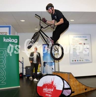 Kaernten Sport. Package Uebergabe.  Kevin Boeck. Klagenfurt, 3.12.2024.
Foto: Kuess
---
pressefotos, pressefotografie, kuess, qs, qspictures, sport, bild, bilder, bilddatenbank