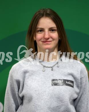 Kaernten Sport. Package Uebergabe.  Lia-Laureen Ebner (Triathlon). Klagenfurt, 3.12.2024.
Foto: Kuess
---
pressefotos, pressefotografie, kuess, qs, qspictures, sport, bild, bilder, bilddatenbank