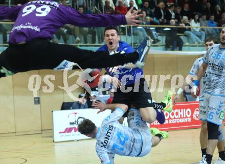 HLA Handball Bundesliga. SC Ferlach gegen HSG Xentis Lipizzanerheimat.  Toni Perkusic (SCF),  Paul Enrico Kreidl,  Denis Strasek (HSG Xentis). Ferlach, am 6.12.2024.
Foto: Kuess
---
pressefotos, pressefotografie, kuess, qs, qspictures, sport, bild, bilder, bilddatenbank