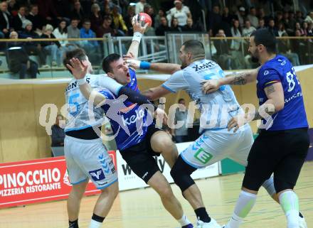 HLA Handball Bundesliga. SC Ferlach gegen HSG Xentis Lipizzanerheimat.  Toni Perkusic (SCF),  Alexander Gollner, Kristian Becin (HSG Xentis). Ferlach, am 6.12.2024.
Foto: Kuess
---
pressefotos, pressefotografie, kuess, qs, qspictures, sport, bild, bilder, bilddatenbank